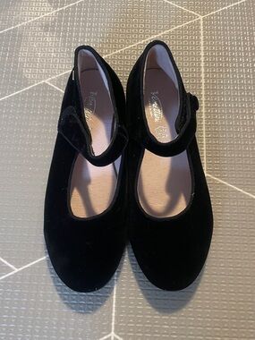 Venettini black velvet girls Mary Jane shoe Size 31